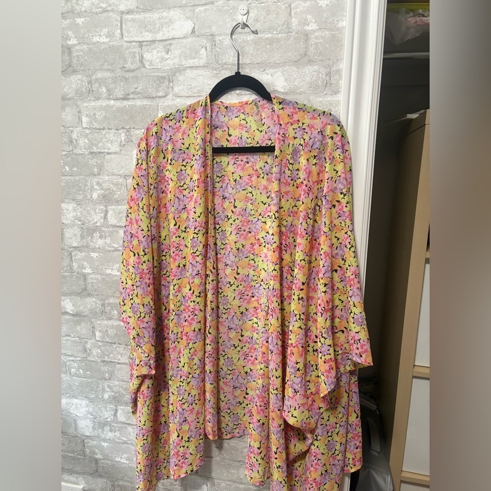 Forever 21 beach Floral Kimono Top just beautiful coverup swim cover up